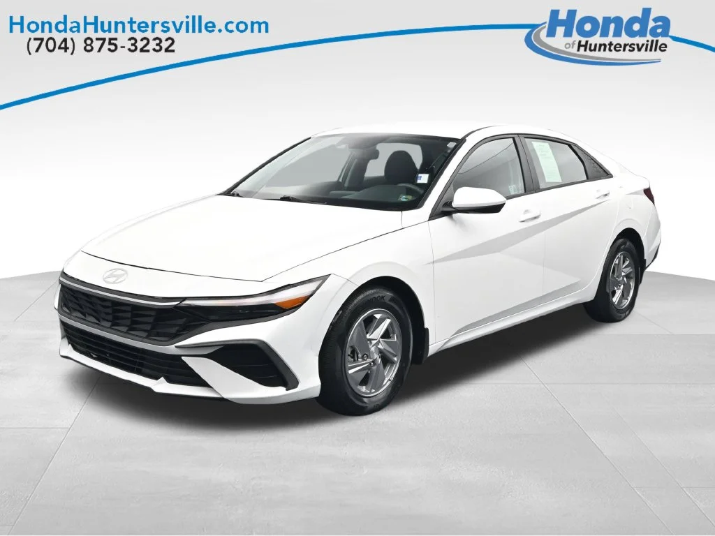 Used 2024 White Hyundai SE image 3