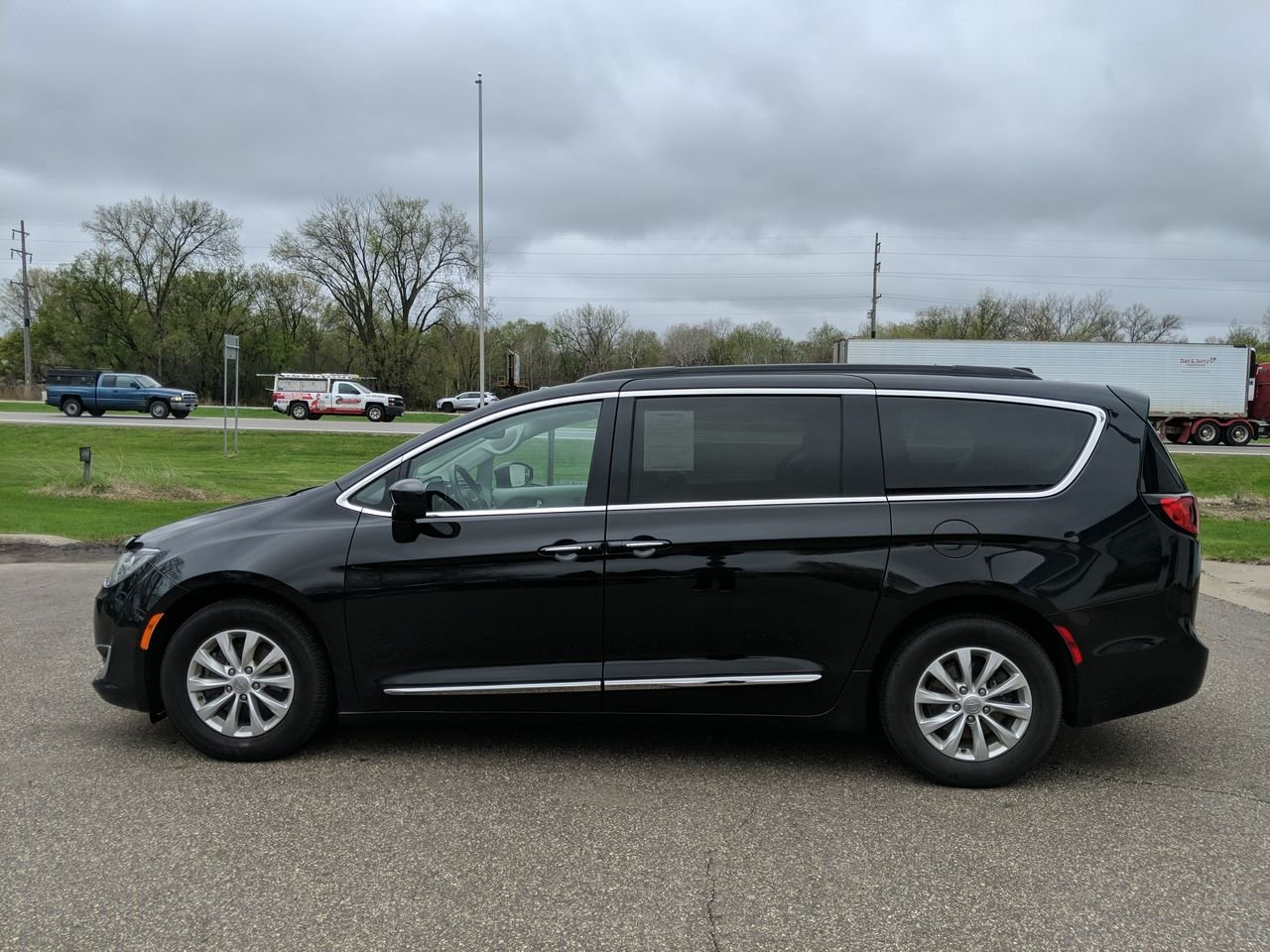 2017 Chrysler Pacifica Touring L photo 4