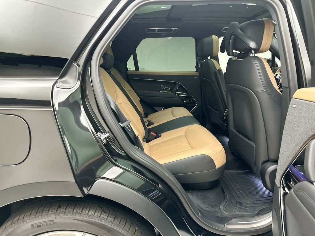 New 2026 Santorini Black Land Rover Dynamic SE image 7