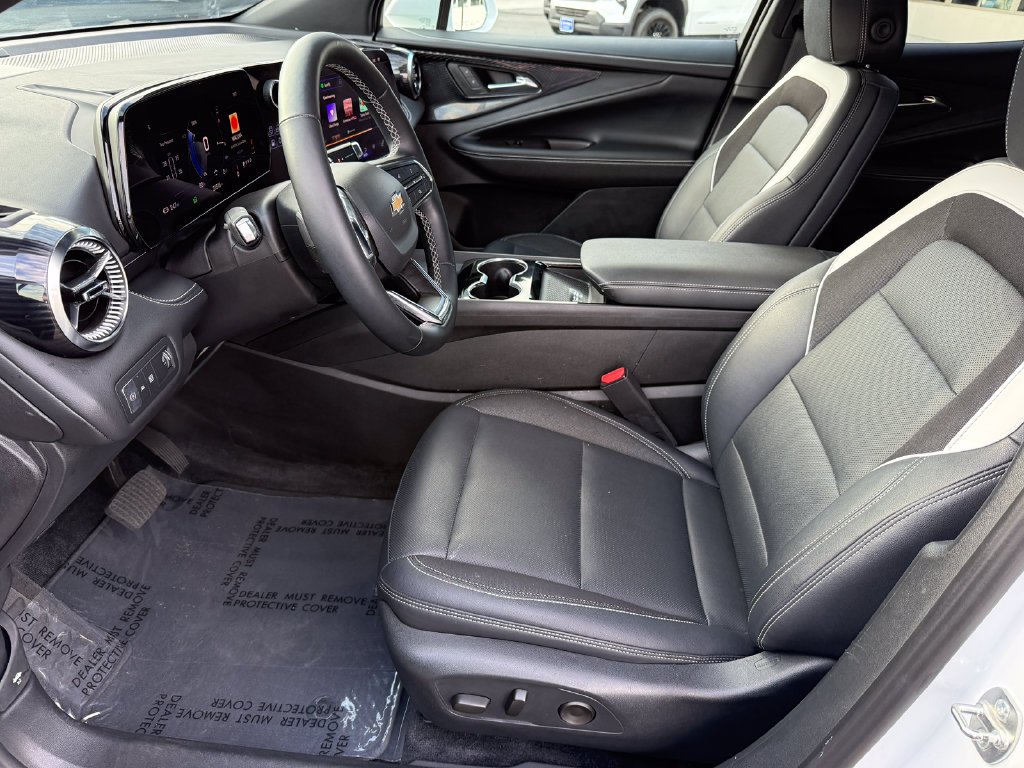 Used 2024 White Chevrolet LT image 28