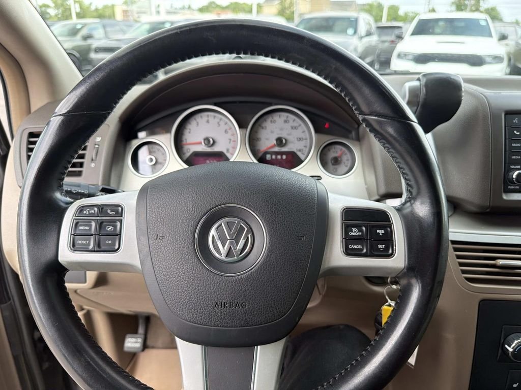 Used 2011 Black Volkswagen SE image 23