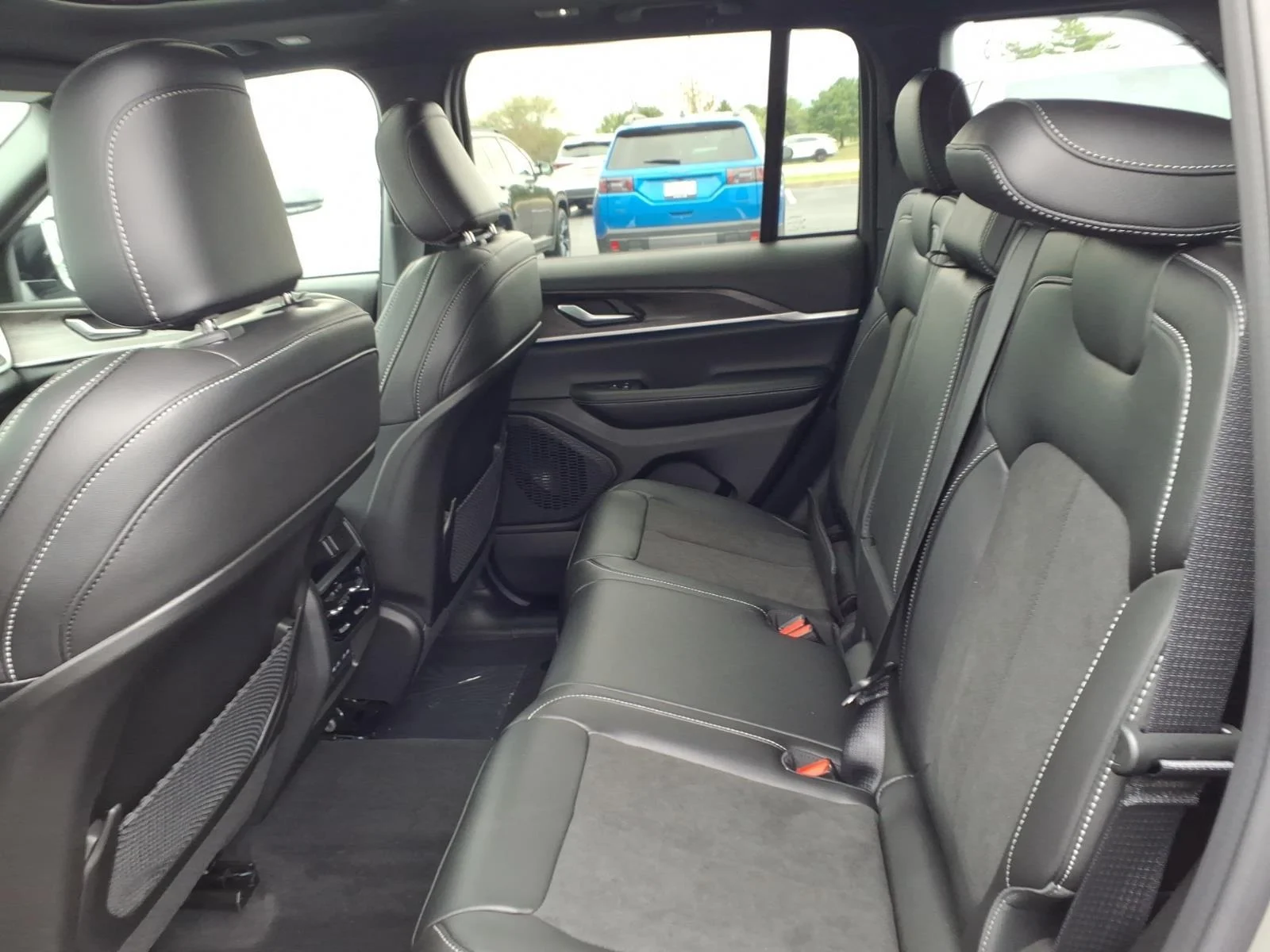 New 2027 Sting-Gray Clearcoat Jeep Laredo Altitude image 15