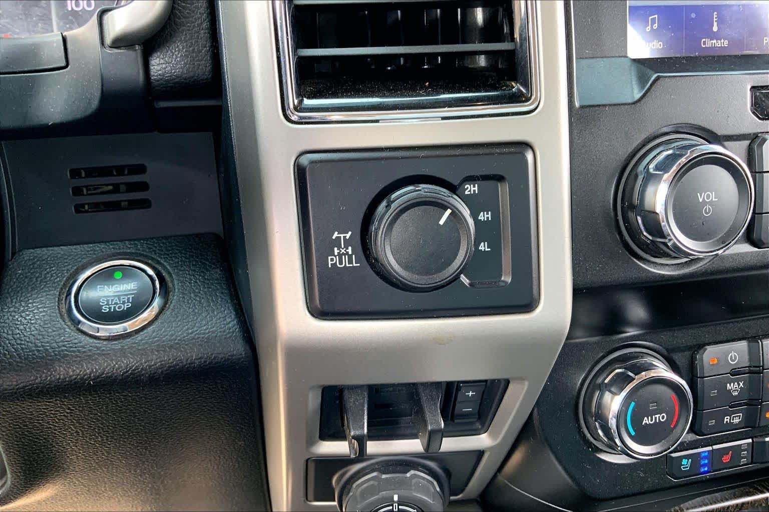 Used 2020 Star White Metallic Tri-Coat Ford LARIAT image 33