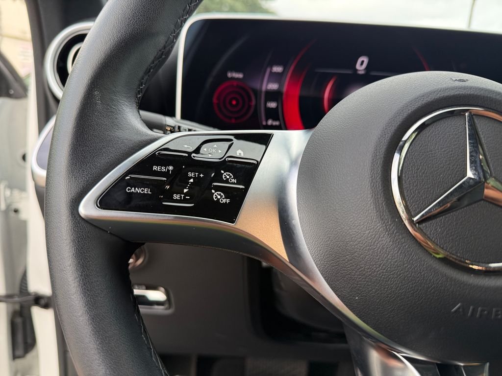 Used 2025  Mercedes-Benz GLC 300 image 24