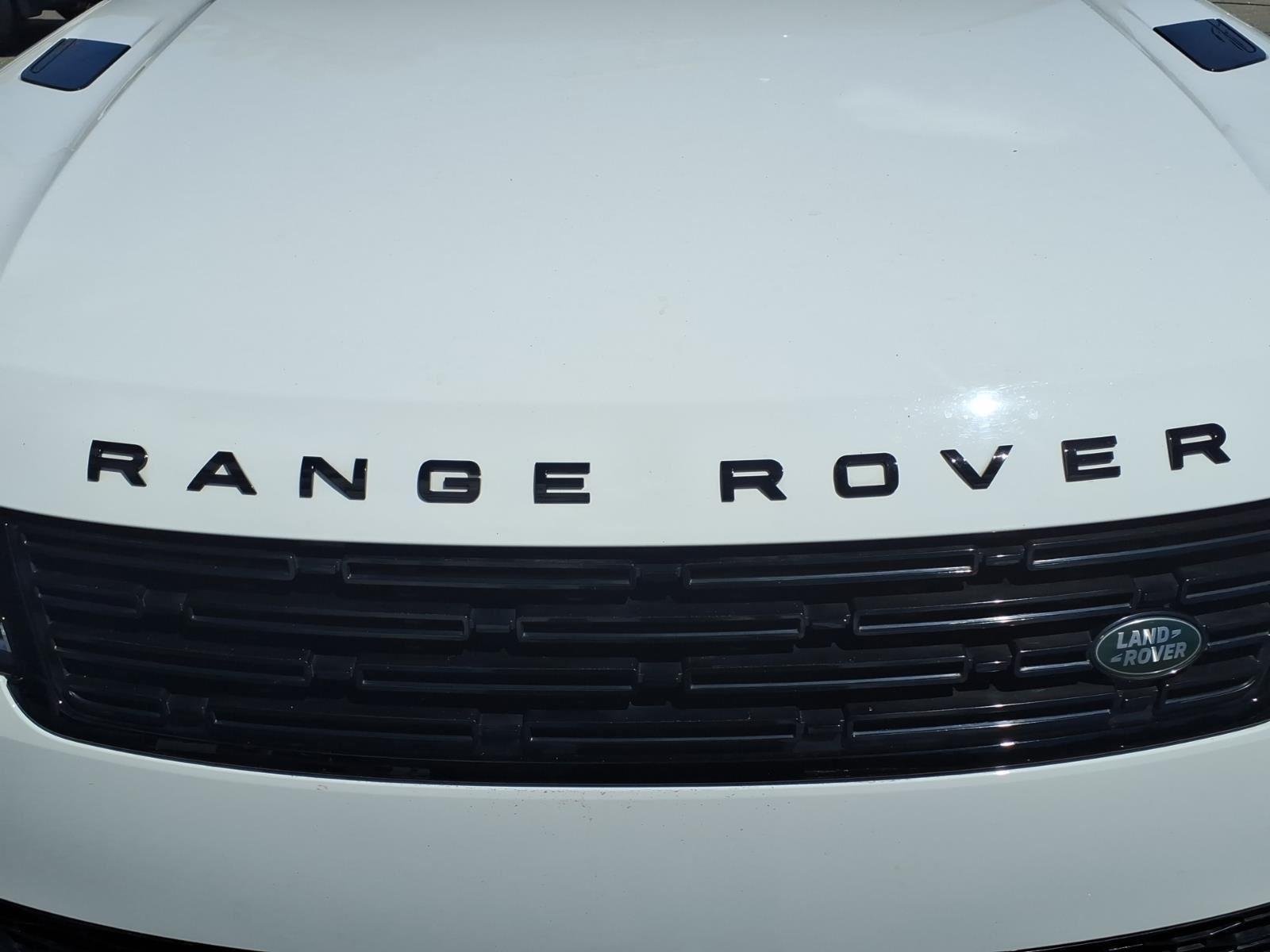 Used 2024 Fuji White Land Rover SE image 12