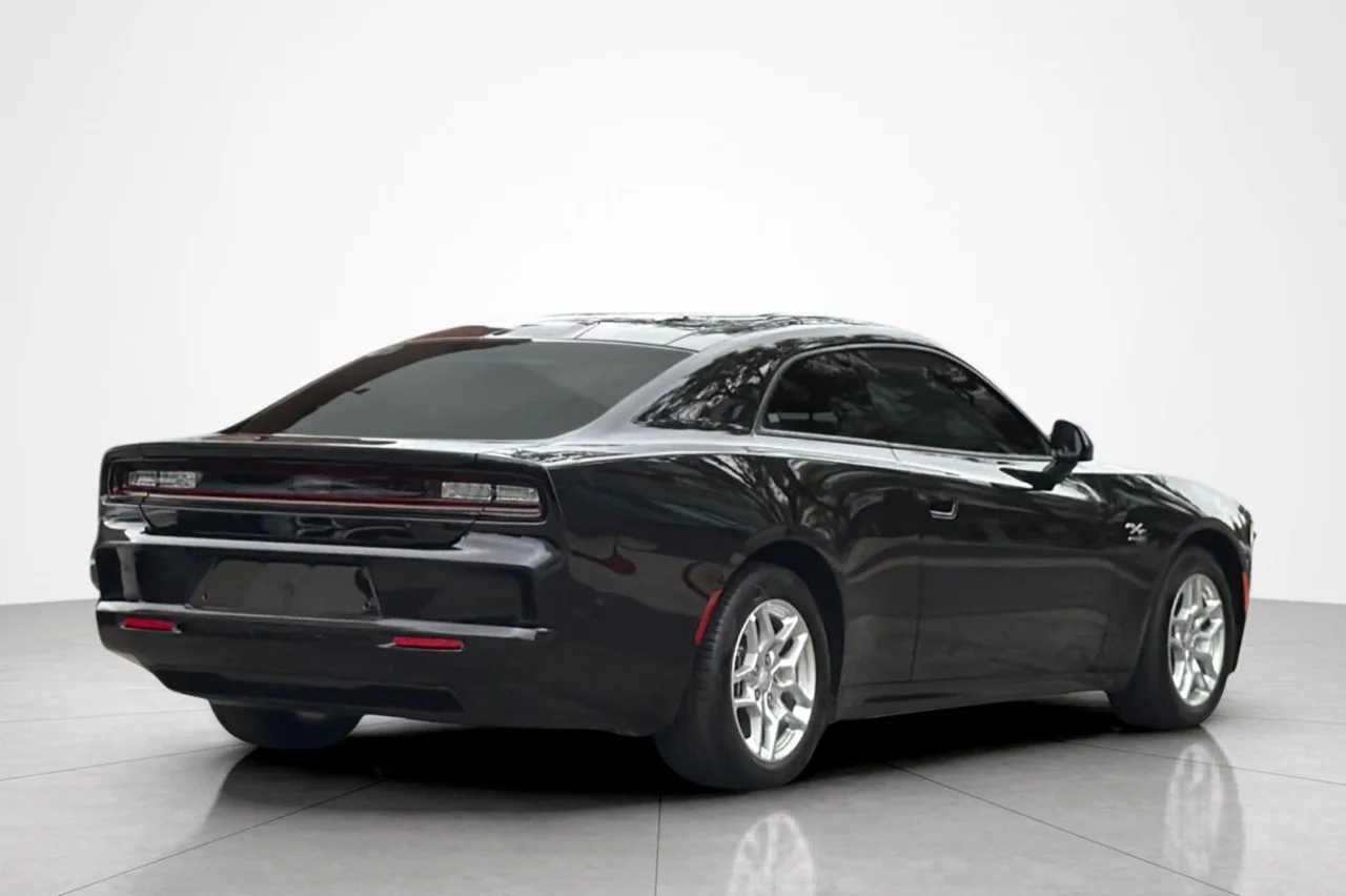 Used 2025 DIAMOND BLACK CRYST Dodge R/T image 5