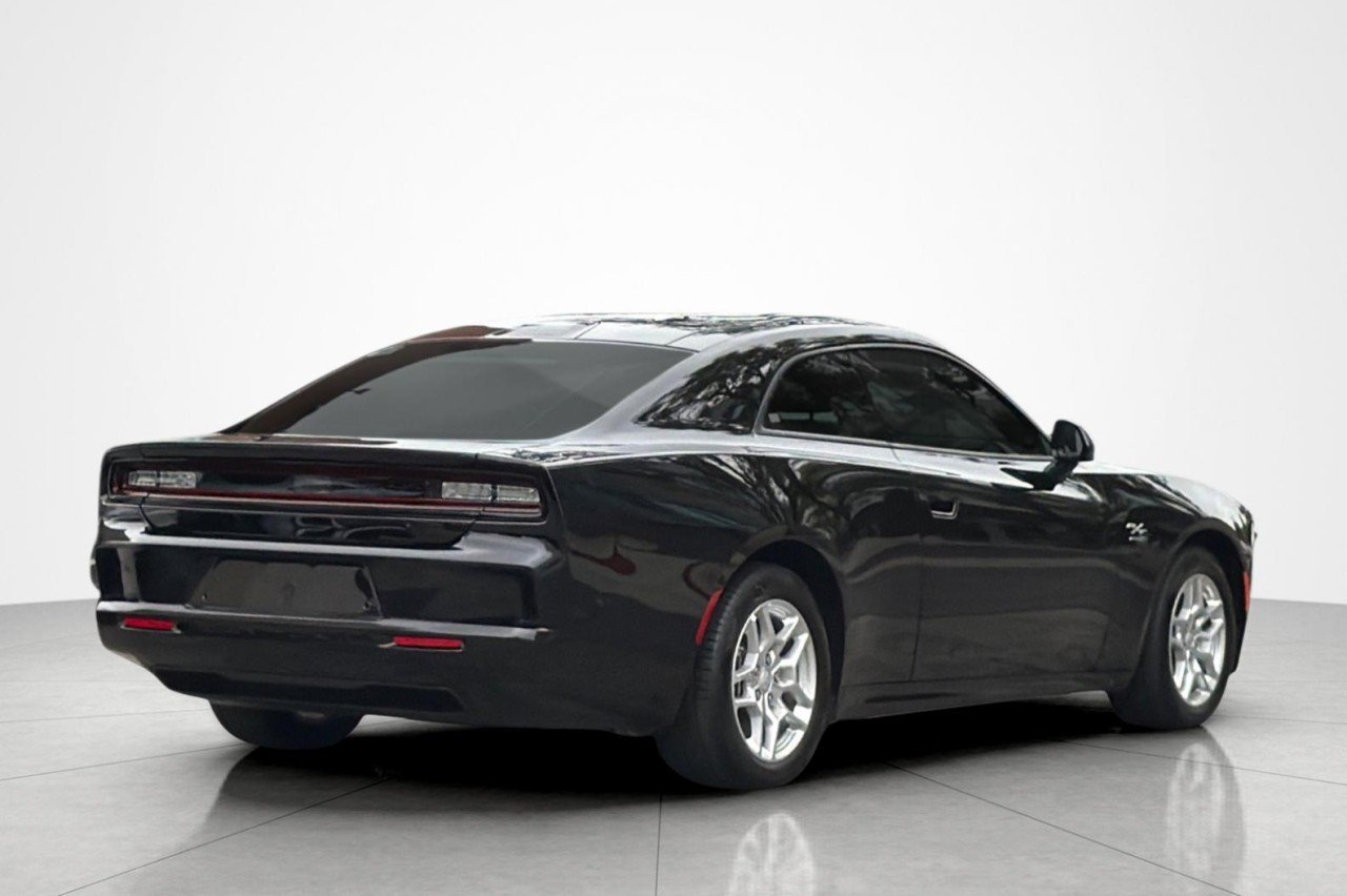 Used 2025 DIAMOND BLACK CRYST Dodge R/T image 5