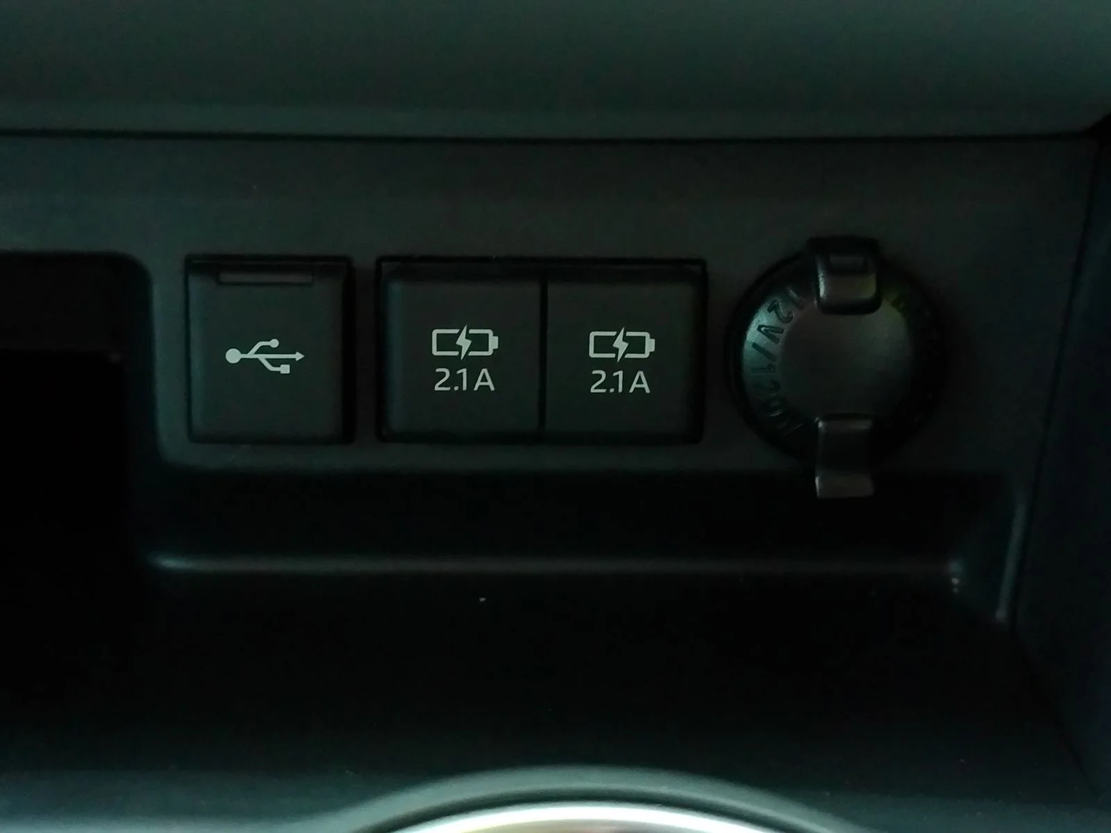 Used 2020 Silver Toyota XLE image 23