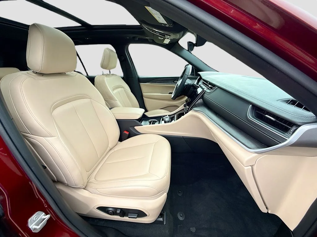 Used 2025 Velvet Red Pearlcoat Jeep Limited image 30