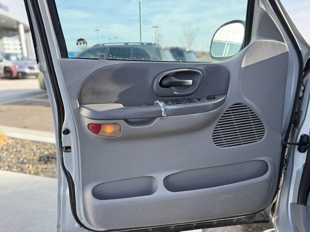 Used 2002  Ford XLT image 10