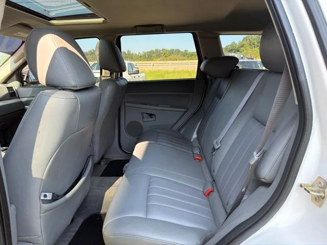 Used 2005 White Jeep Laredo image 19