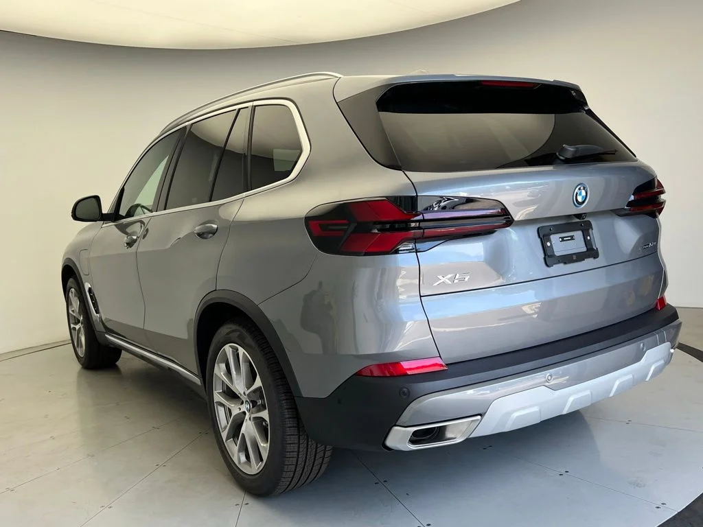 New 2026 Skyscraper Grey Metallic BMW xDrive50e image 4