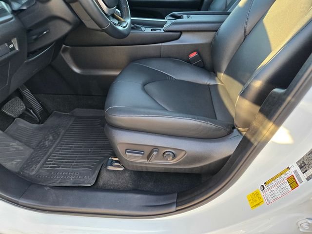 Used 2025 Off-white Toyota XLE image 18