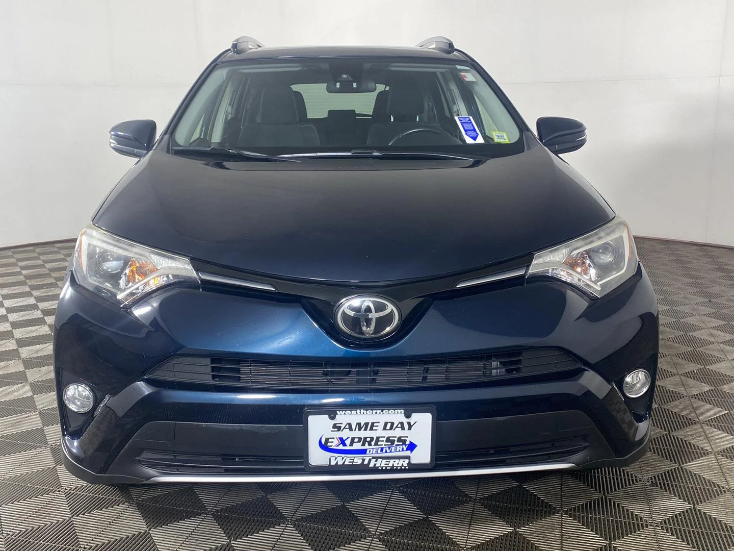 Used 2018 Galactic Aqua Mica Toyota XLE image 8