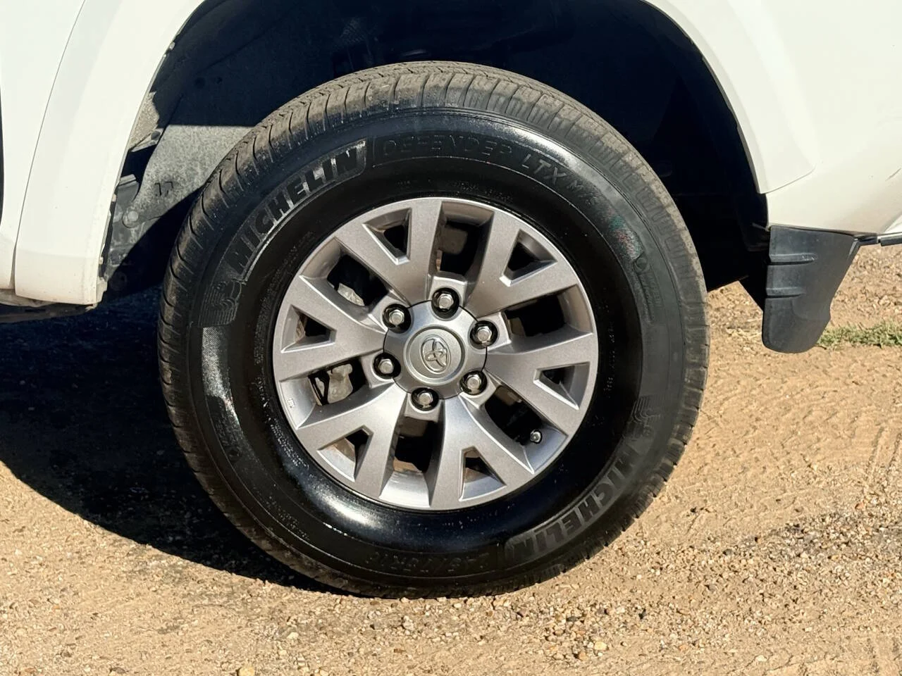 Used 2017 White Toyota SR5 V6 4x2 4dr Double Cab 5.0 ft SB image 10