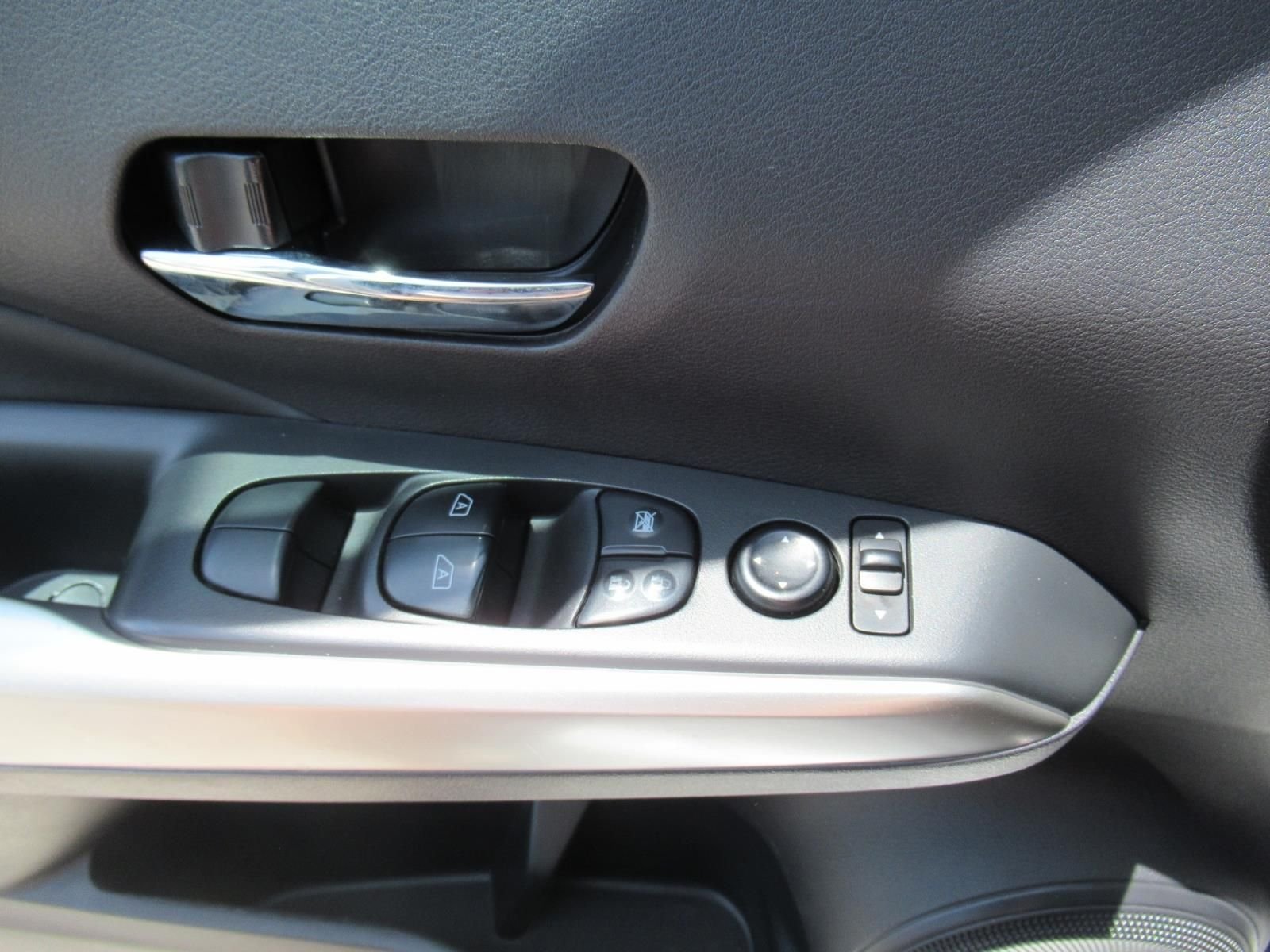Used 2020 White Nissan SR image 21