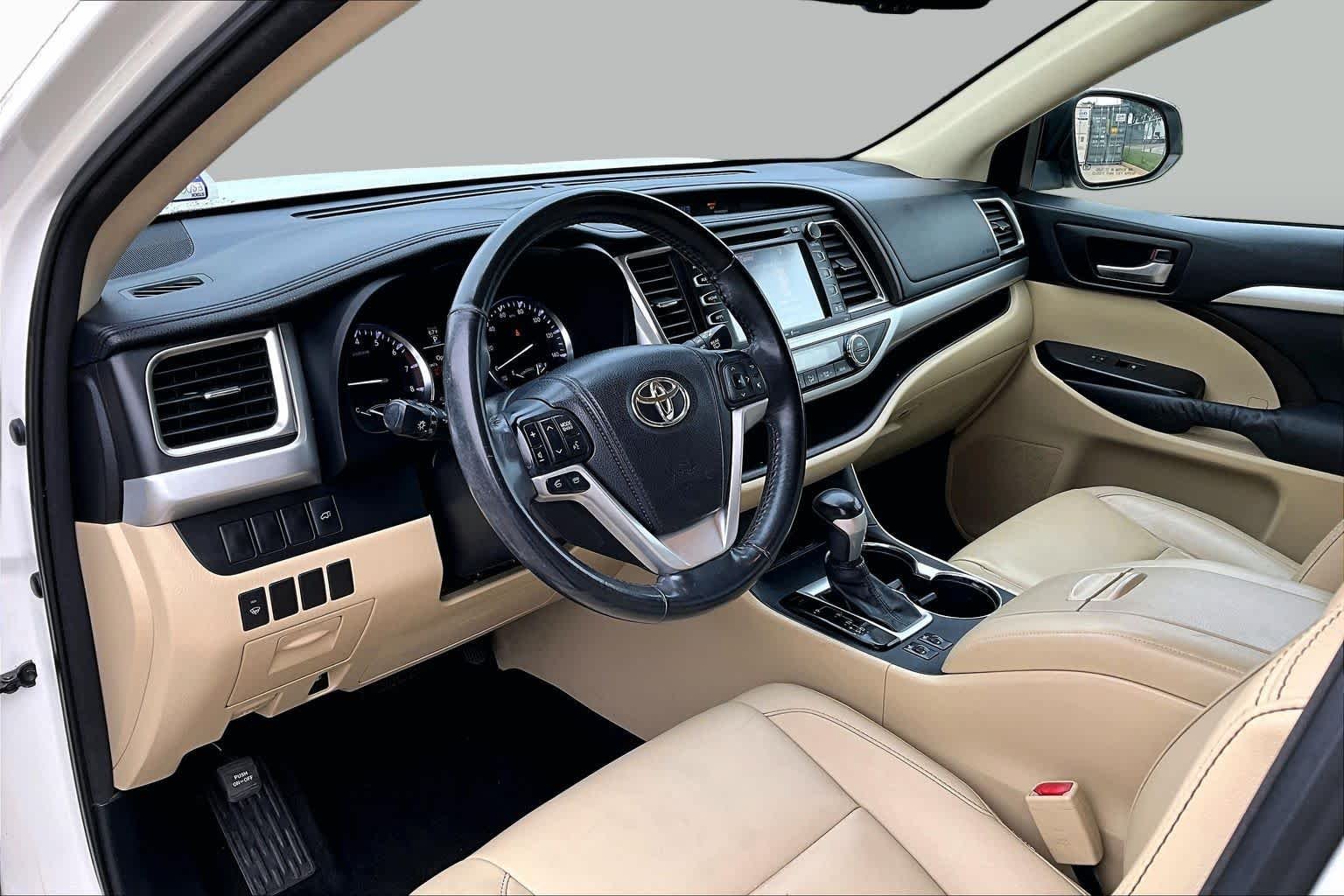 Used 2014 Blizzard Pearl Toyota XLE image 17