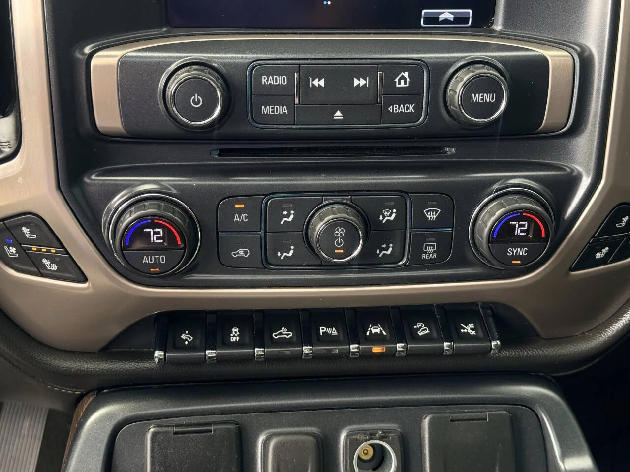 Used 2018 White GMC Denali 4x4 4dr Crew Cab 5.8 ft. SB image 25