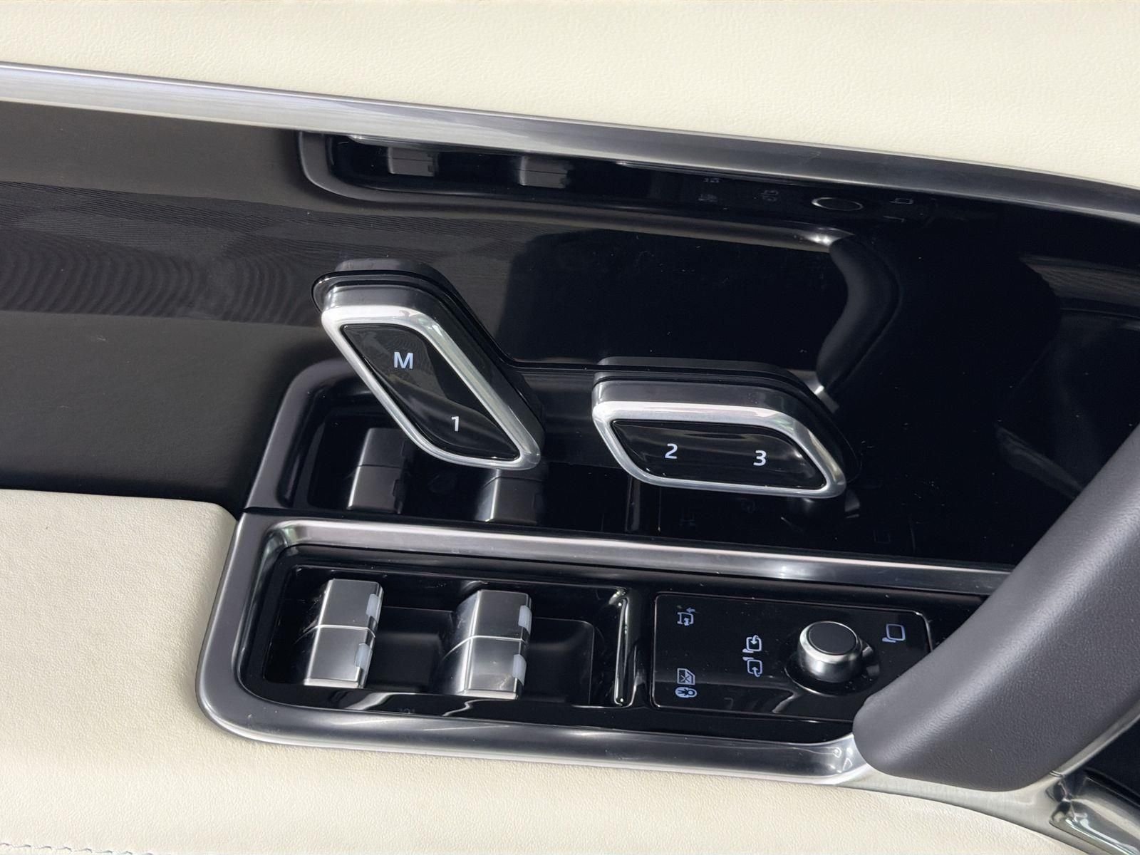 New 2026 Santorini Black Land Rover SE image 24