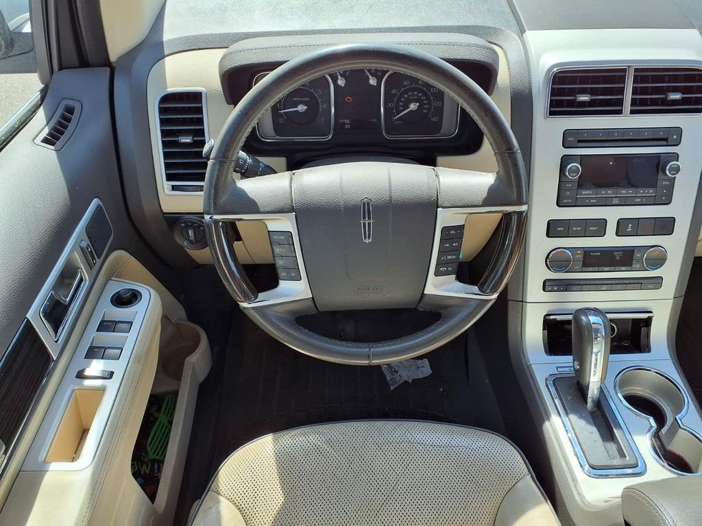 Used 2009 White Lincoln Base image 10