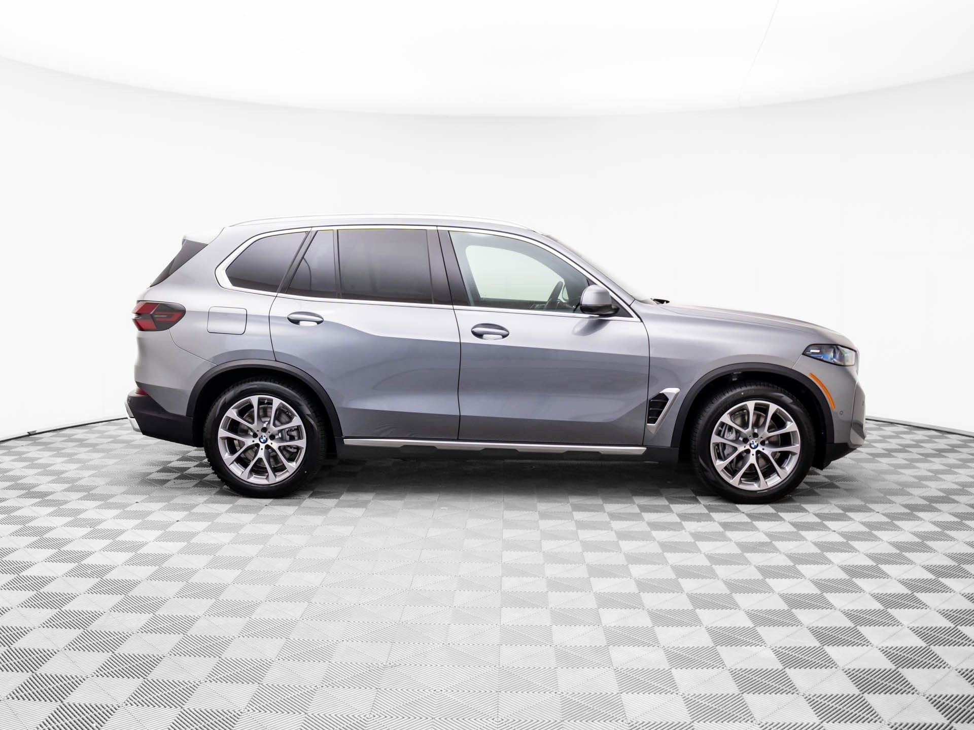 New 2026 Skyscraper Grey Metallic BMW xDrive50e image 7