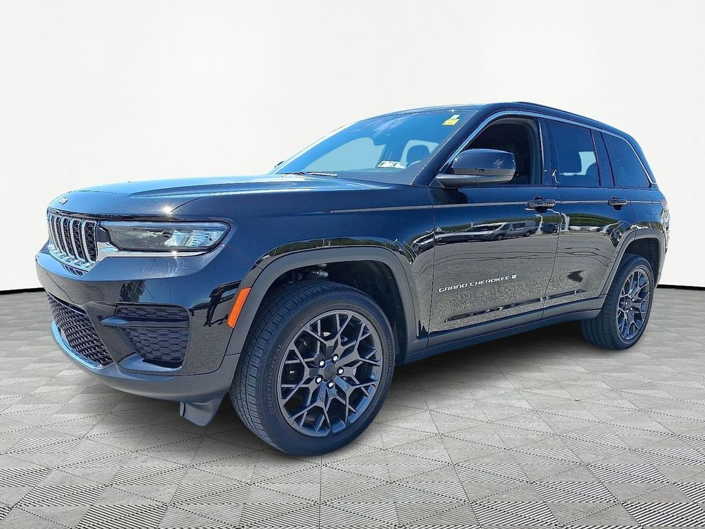 Used 2025 Black Jeep Laredo image 3