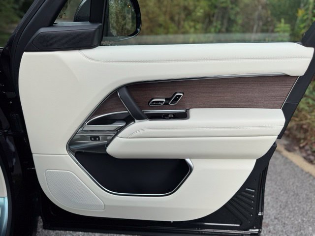 New 2027 Santorini Black Land Rover SE image 18