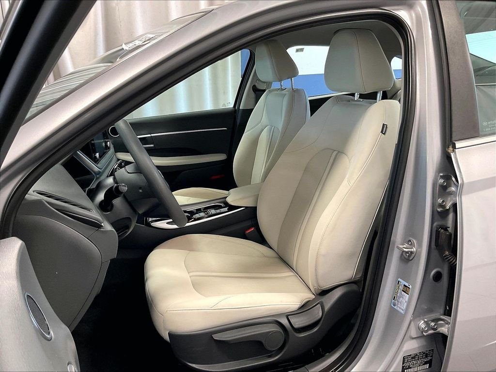 Used 2023 Silver Hyundai SE image 10