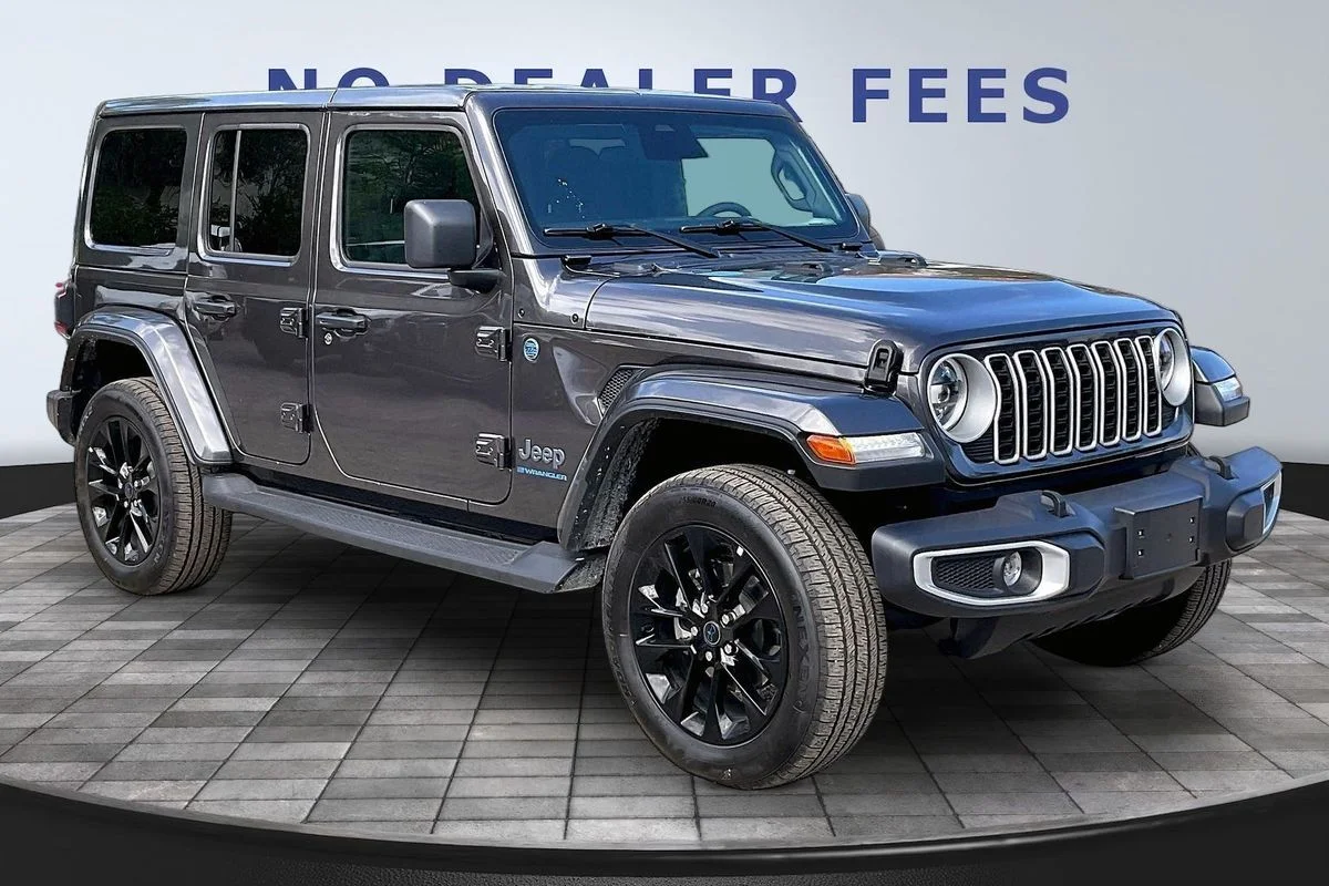 Used 2025  Jeep Sahara 4xe image 3