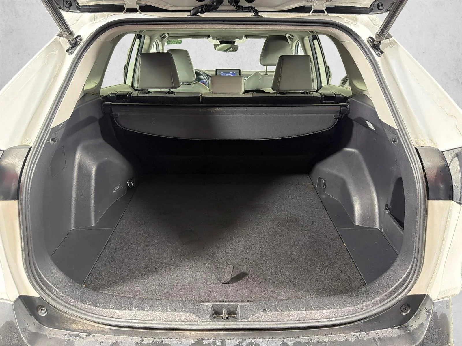 Used 2020 White Toyota XLE Premium image 19