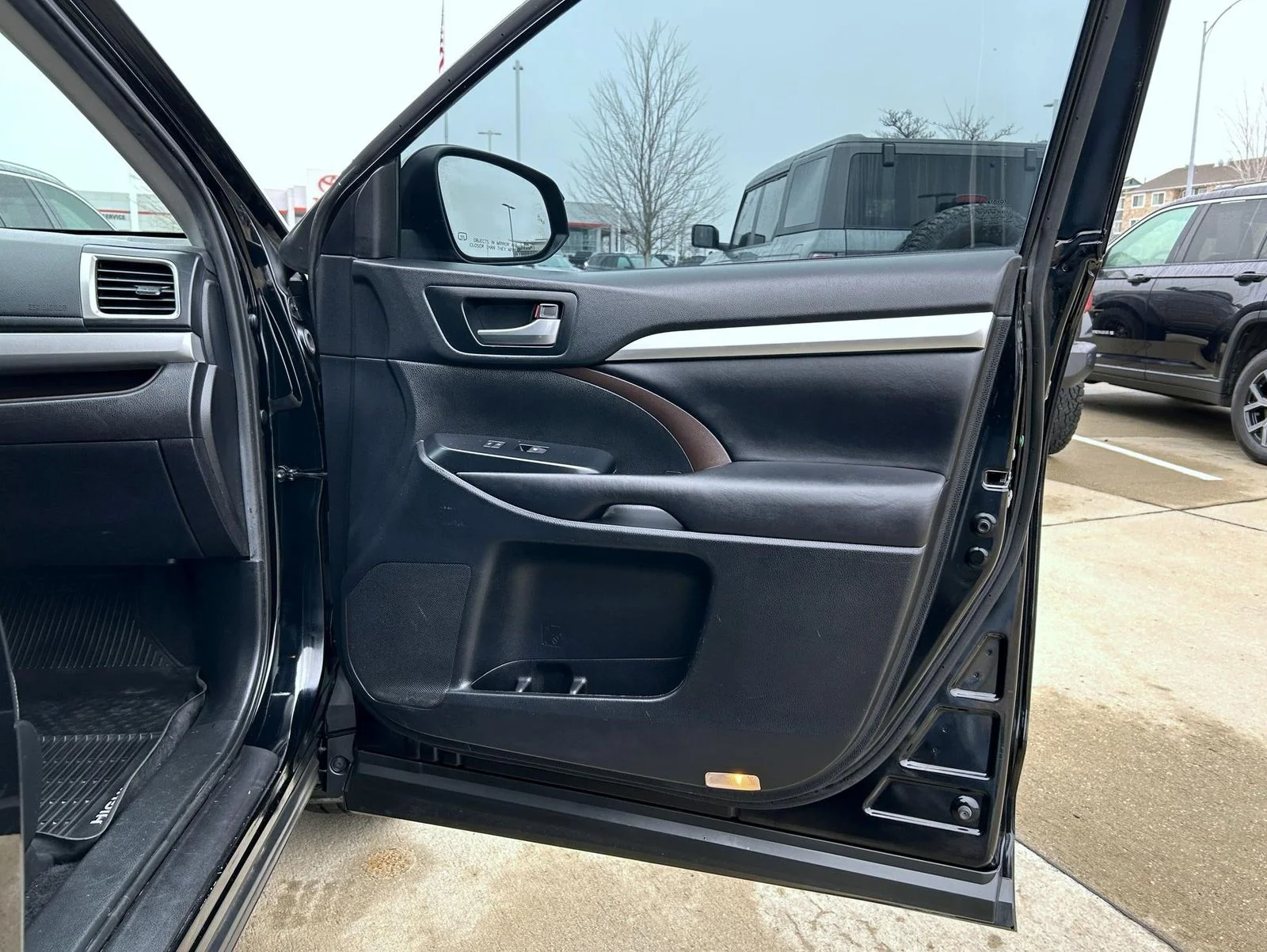 Used 2019 Black Toyota XLE image 16