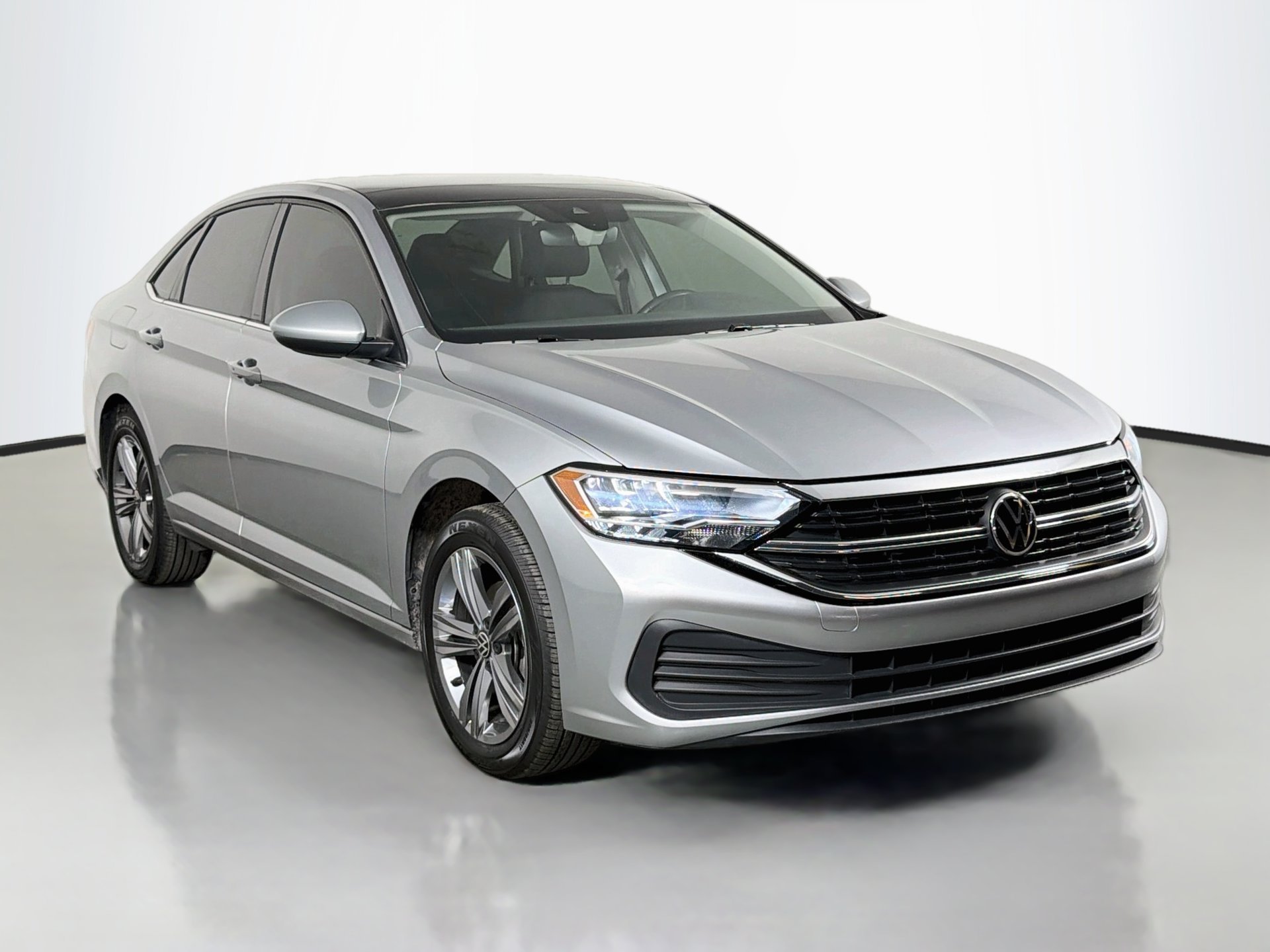Certified Used 2023 Silver Volkswagen 1.5T SE image 3