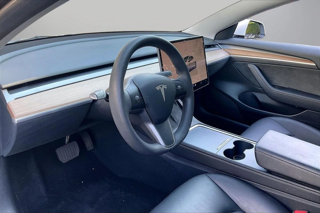 Used 2023  Tesla Base image 21