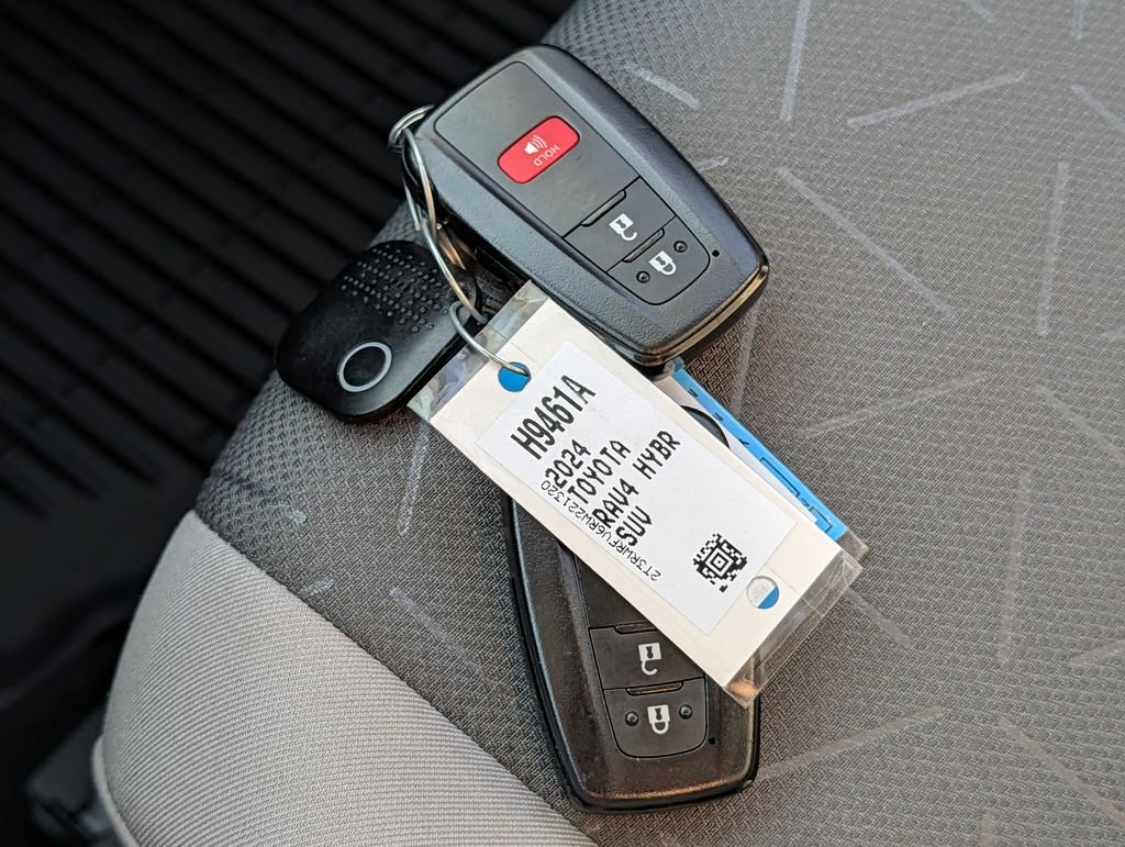 2024 Toyota RAV4 XLE - Photo 32