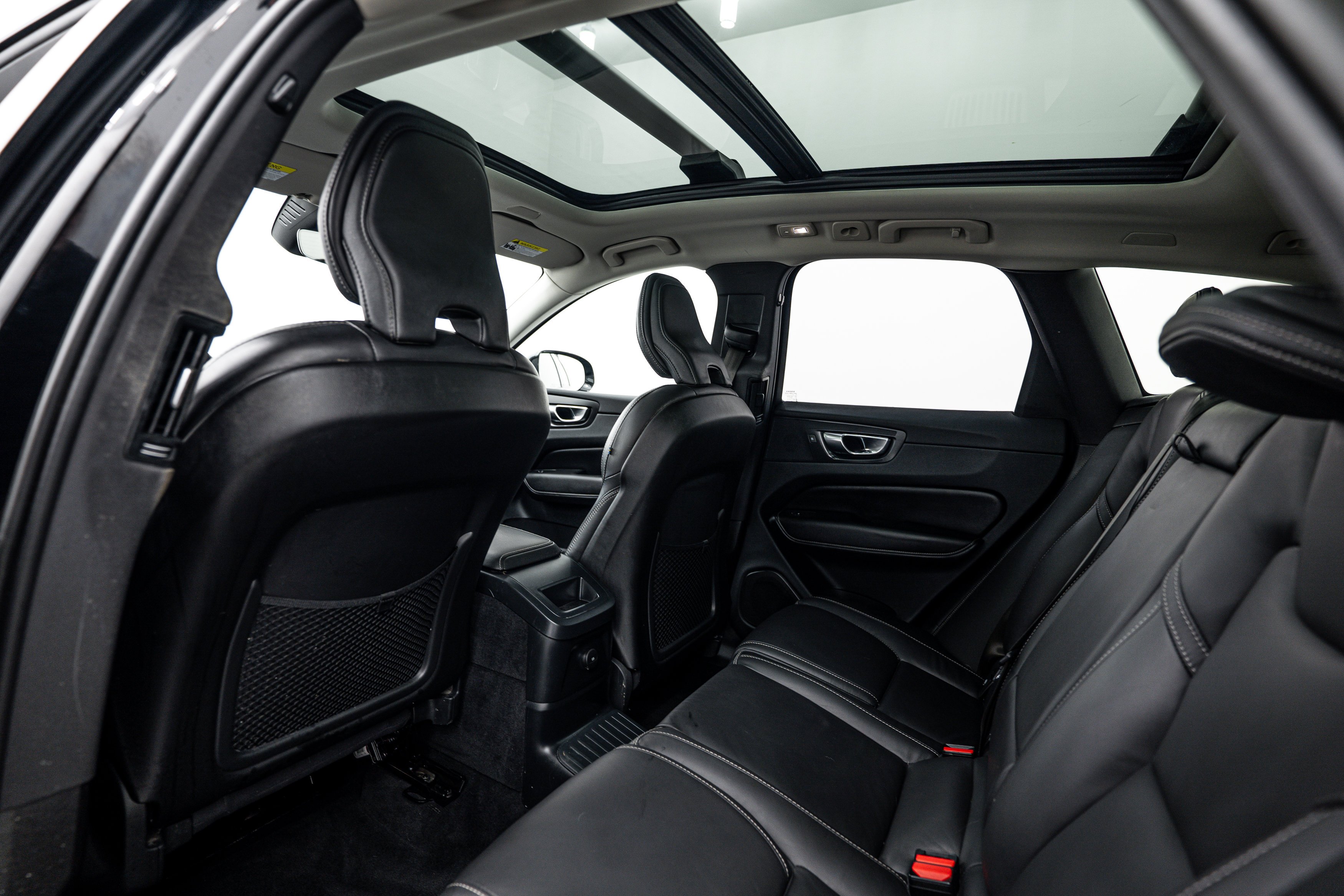 Used 2023 Onyx Black Metallic Volvo Ultimate Dark Theme image 19