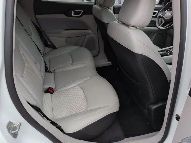 Used 2022 White Jeep Latitude image 31