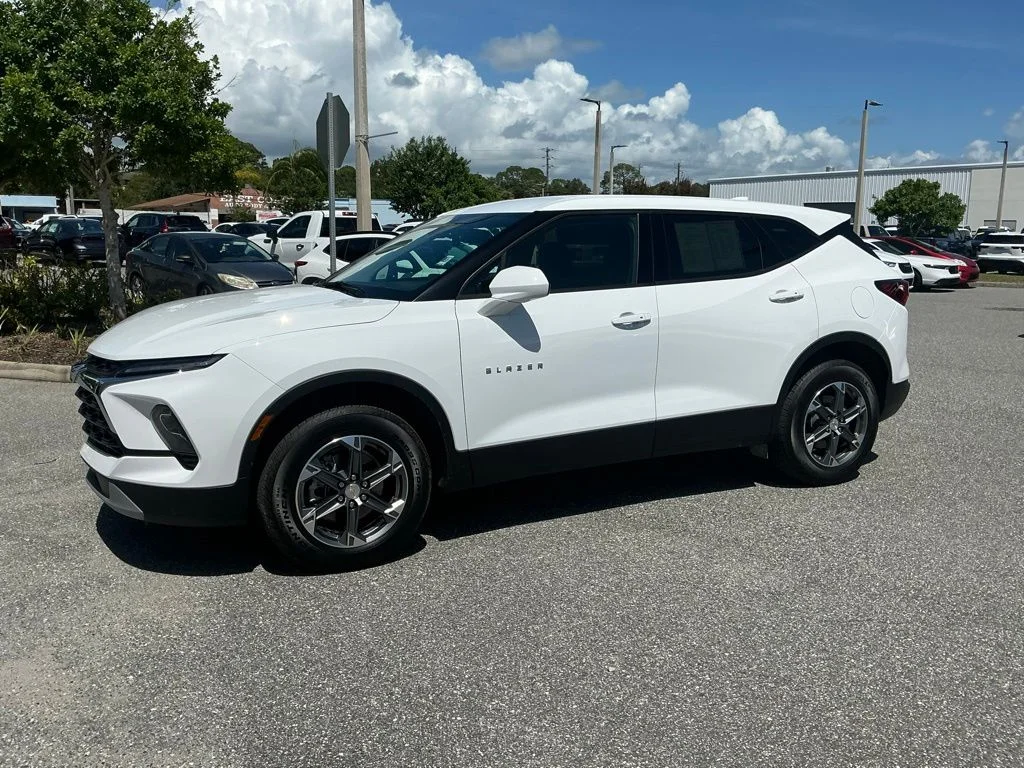 Used 2025 White Chevrolet LT image 3