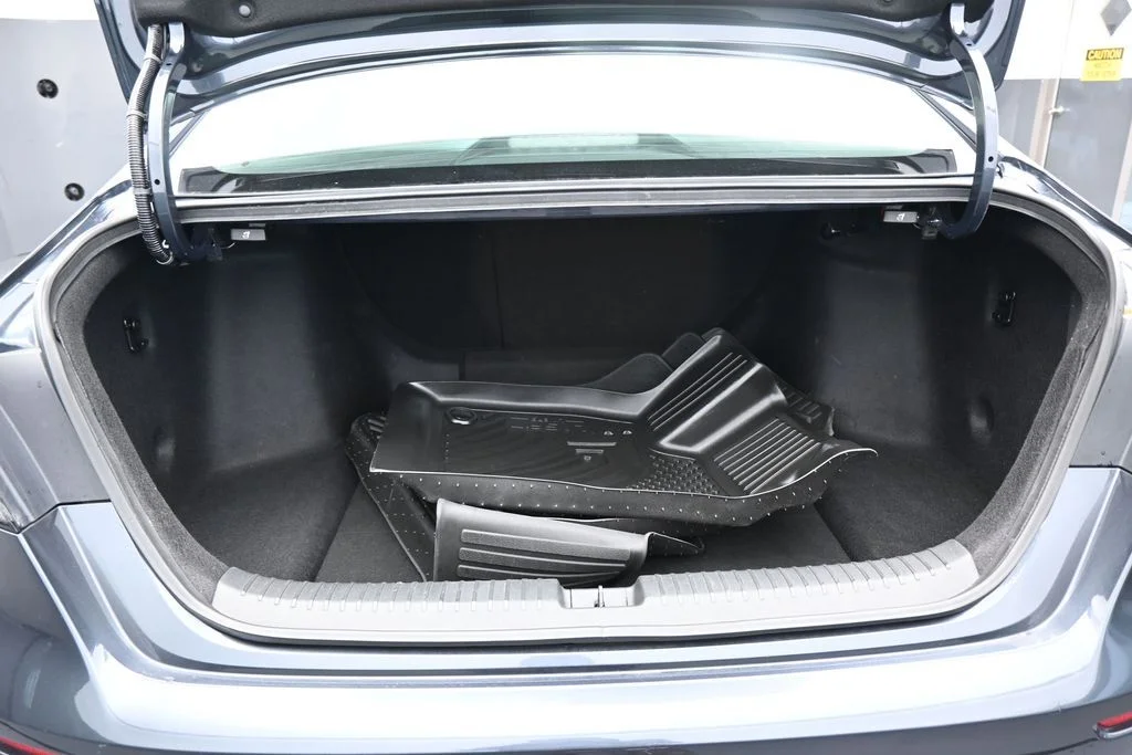 Used 2025 Gray Honda SE image 35