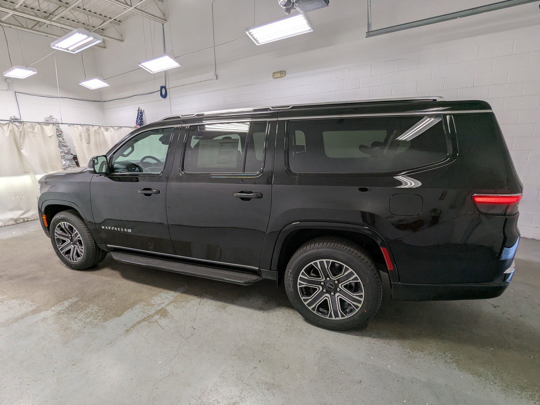 2025 Jeep Wagoneer L Series II - Photo 8