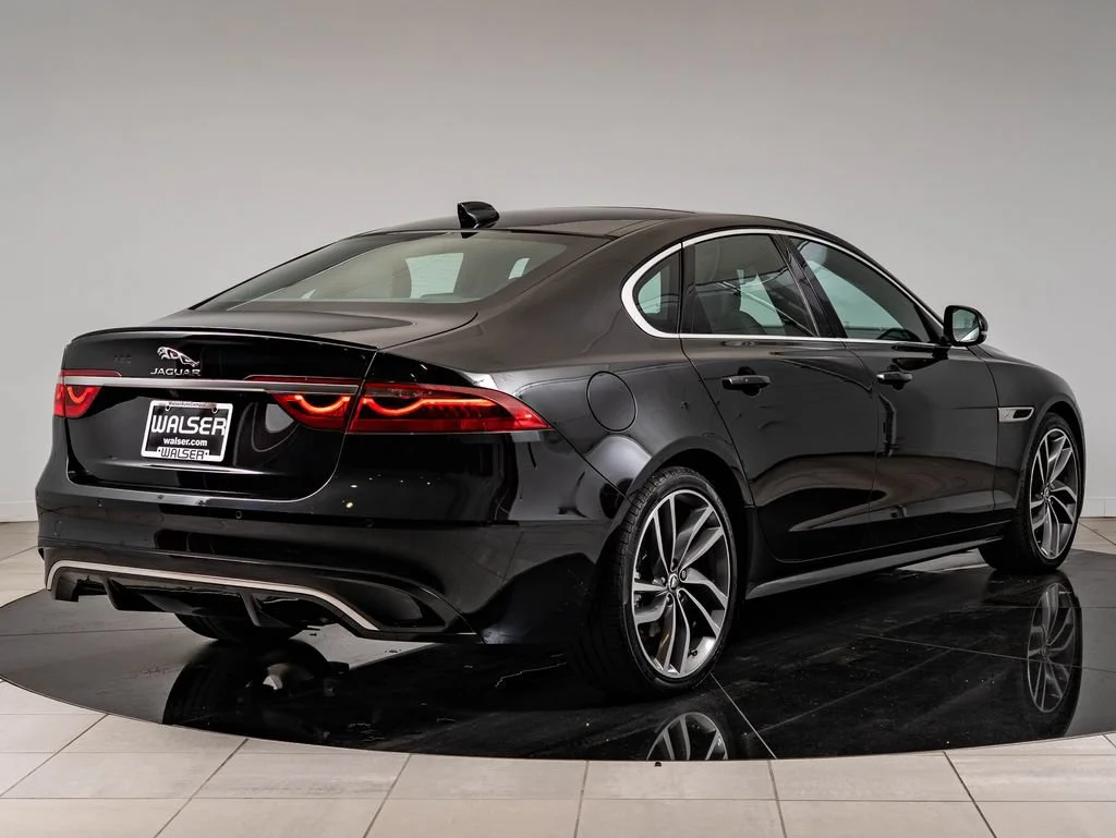 Used 2024 Santorini Black Metallic Jaguar R-Dynamic SE image 10