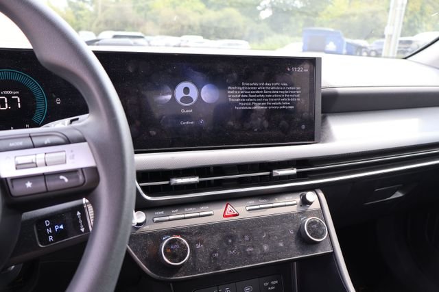 Used 2025 White Hyundai SEL image 12