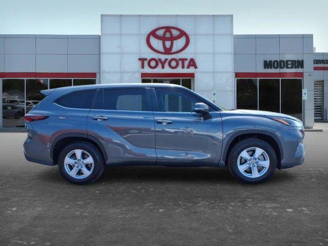 2025 Toyota Highlander LE - Photo 7
