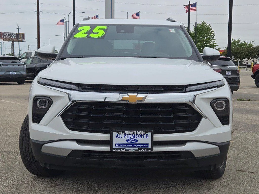 Used 2025 Summit White Chevrolet LT image 4