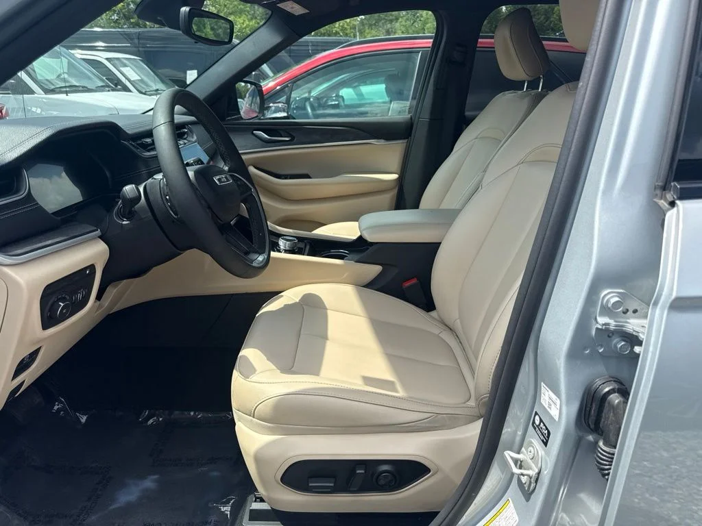 Used 2024 Silver Jeep 4xe image 3
