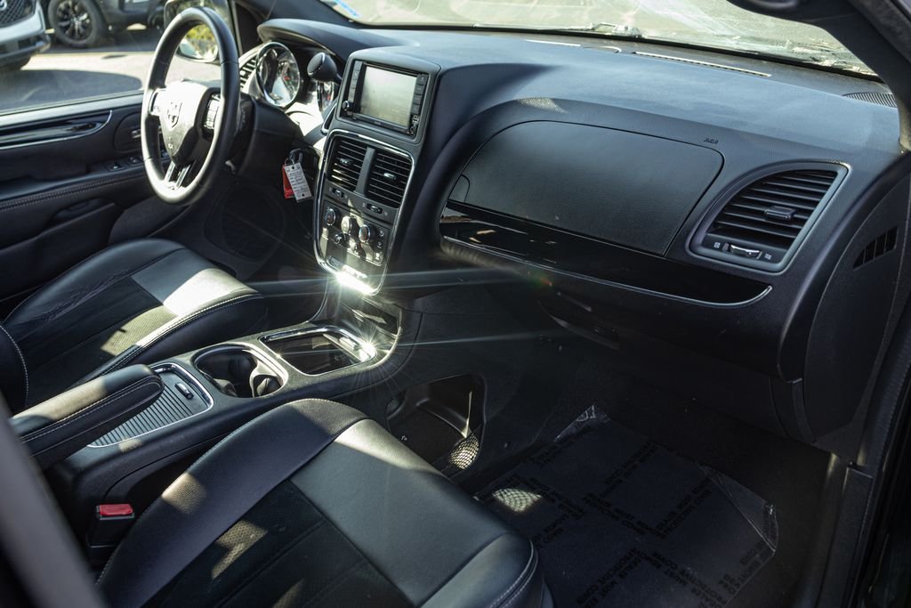 Used 2017 Black Dodge SXT image 31