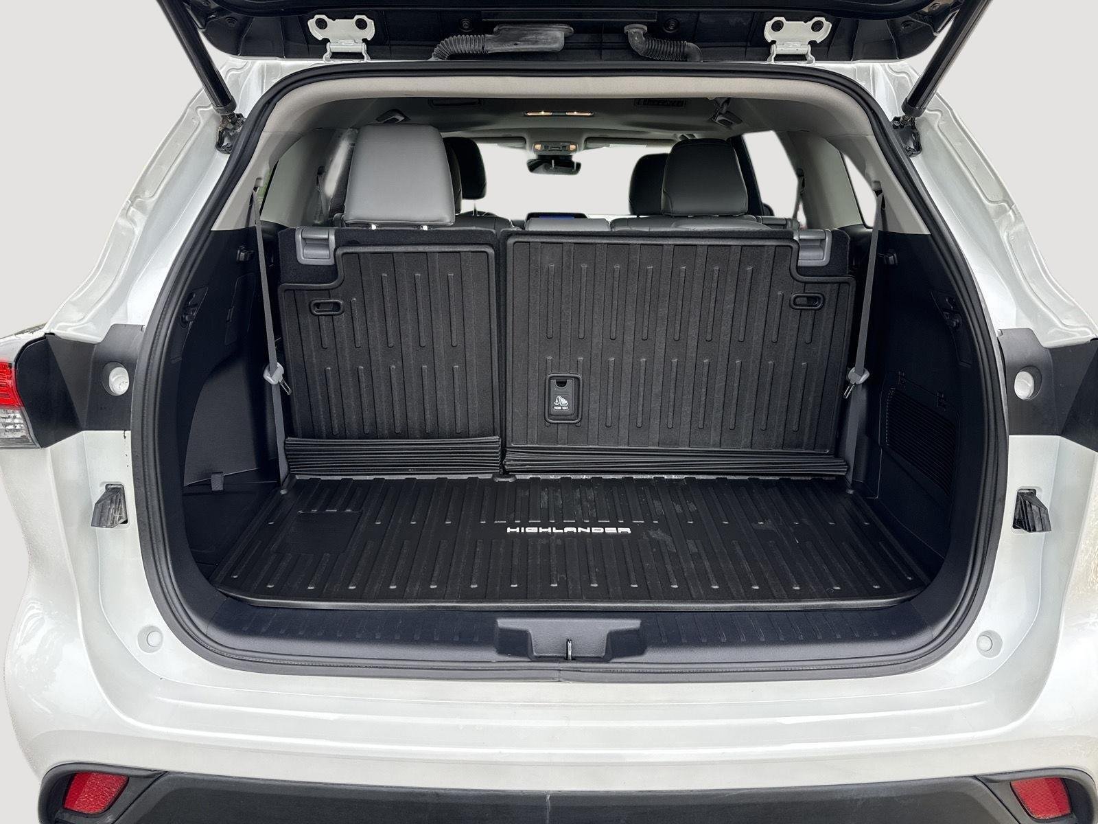 Used 2023 Wind Chill Pearl Toyota XLE image 8