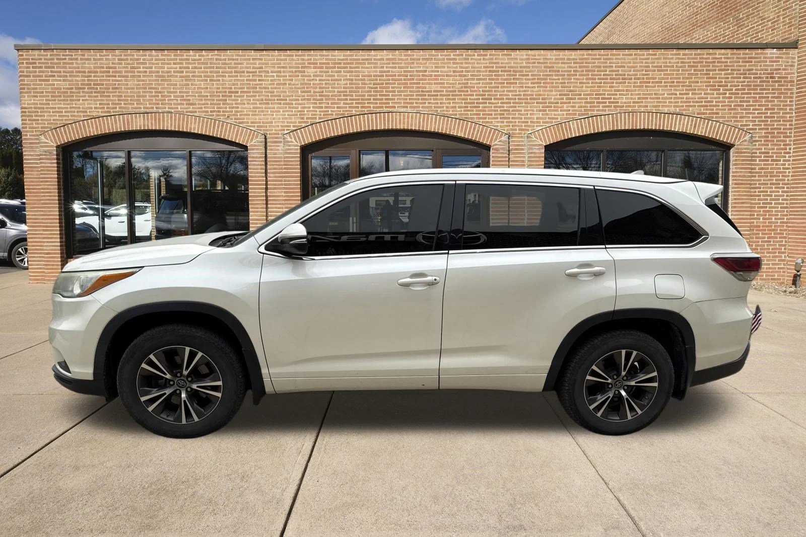Used 2016 Blizzard Pearl Toyota XLE image 11