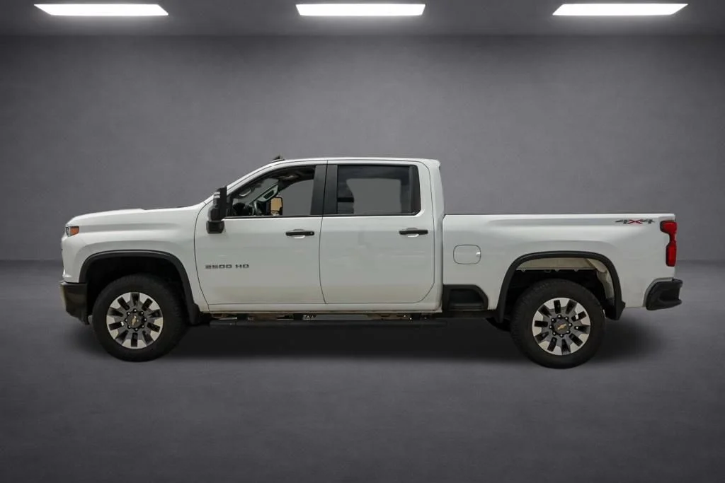 Used 2022 White Chevrolet Custom image 7