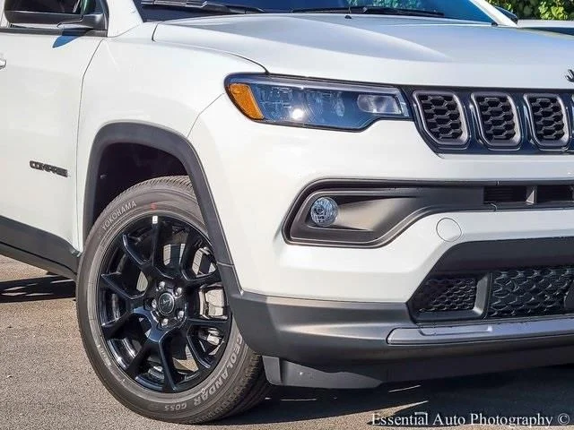 New 2026 Bright White Clear-Coat Exterior Paint Jeep Latitude image 3