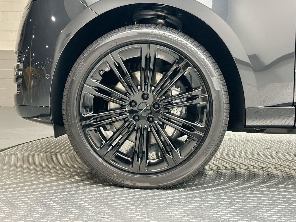 New 2026 Carpathian Grey Land Rover SE image 5